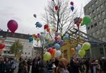 Studierende lassen Ballons aufsteigen
