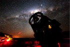 Monet-South-Teleskop vor der Magellanschen Wolke