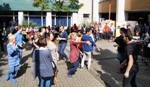 Tanzauftritt der TheaterWerkstatt mit Unterstützung von TeilnehmerInnen der Vorkuse für Flüchtlinge und weiteren Besuchern des Sommerfestes